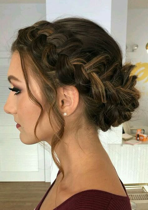 Sanggul Modern, Holiday Party Hair, Updo Wedding, Hairstyles Homecoming, Simple Prom Hair, Luxy Hair, Easy Hairstyles For Medium Hair, Graduation Hairstyles, Prom Hairstyles For Long Hair