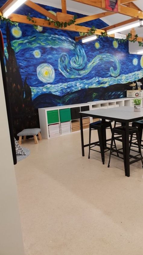 Art Classroom Set Up High School, School Art Classroom Aesthetic, Classroom Decor Art Room, Art Classroom High School Interior, High School Art Room Aesthetic, Art Studio Classroom Design, Classroom Art Gallery, Art High School Aesthetic, Art Classroom Aesthetic High School