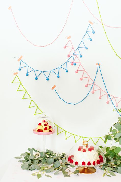 DIY Beaded Straw Garland - http://ruffledblog.com/diy-beaded-straw-garland Straw Garland, Diy Wedding Photo Booth, Unique Homemade Gifts, Diy Party Crafts, Paper Bag Crafts, Prom Decor, Backdrop Ideas, Diy Garland, Easy Christmas Crafts