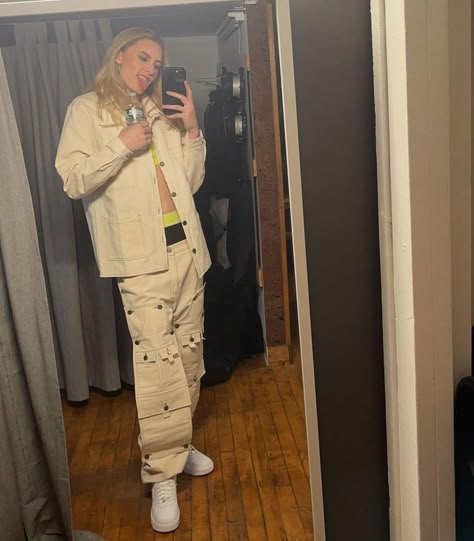 Paige Bueckers Style, Paige Bueckers Mirror Selfie, Paige Bueckers Outfits, Paige Buekers, Basketball Gf, Madison Paige, Basketball Women, Basketball Girlfriend, Uconn Womens Basketball