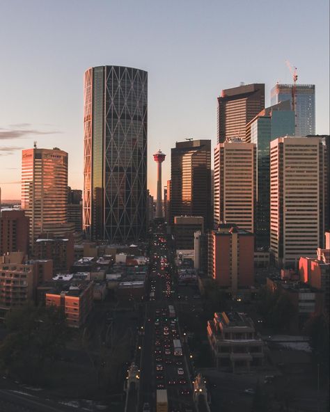 Downtown Calgary looks magical at golden hour. 🌇😍 Calgary Aesthetic, Calgary Downtown, Downtown Calgary, Downtown Core, Colorado City, Canada Photos, Calgary Canada, World Cities, Desktop Wallpapers