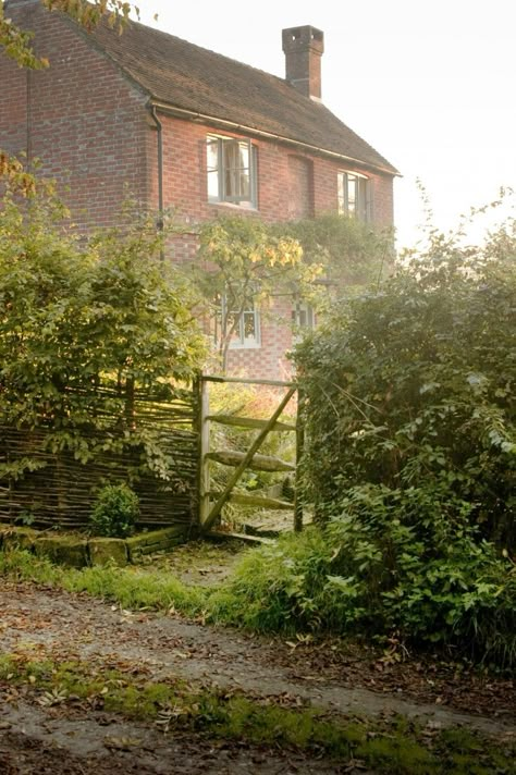 Garden Visit: Camera Ready in the English Countryside at Walnuts Farm: Gardenista English Cottage Style, British Countryside, English House, English Cottage, English Countryside, Cozy Cottage, Brick House, Country Cottage, Country Life