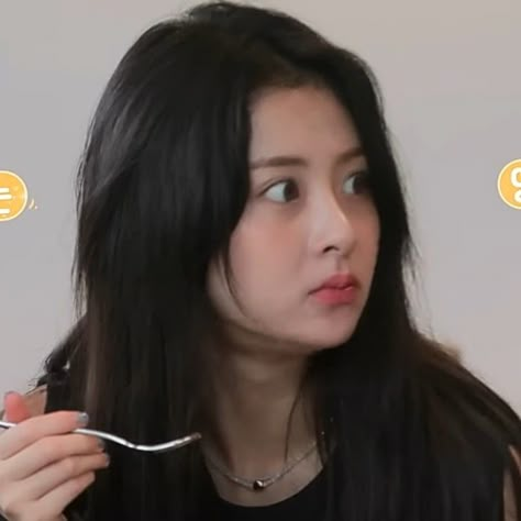 Funny Lesserafim Pics, Le Sserafim Memeable Face, Yunjin Lq, Shocked Face, Huh Yunjin, Art Outfits, Bae Suzy, Diy Picture, Opera Singers