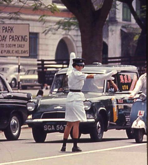 Old Photos Of Singapore Best Places In Singapore, Vintage Singapore, Old Singapore, History Of Singapore, Singapore River, Singapore Photos, Female Cop, Old Street, Royal Navy