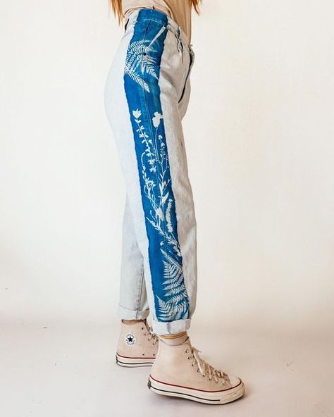 Hand Printed Pants, Custom Overalls Diy, Diy Paint On Clothes, Cyanotype Overalls, Cyanotype Jeans, Cynotype Clothes, Painting On Shorts, Painting Pants Diy, Jeans Customization