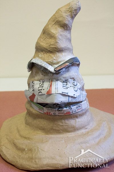 DIY Harry Potter Sorting Hat: Turn a plain paper mâché hat into a sorting hat with newspaper, modeling paste, and paint! Harry Potter Weihnachten, Harry Potter Christmas Decorations, Classe Harry Potter, Diy Harry Potter, Harry Potter Sorting, Cumpleaños Harry Potter, Harry Potter Christmas Tree, Stile Harry Potter, Harry Potter Sorting Hat