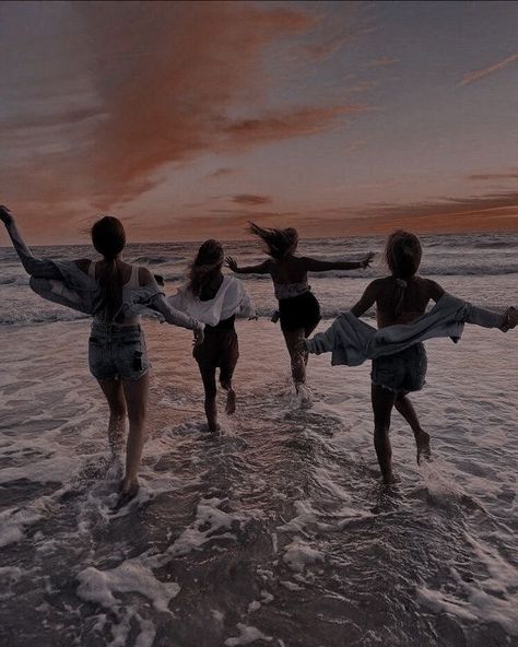 Group Picture Poses, Girl Goals, 4 Best Friends, Bff Poses, Shotting Photo, Bff Photoshoot, Beach Friends, Best Friends Shoot, Friend Poses Photography