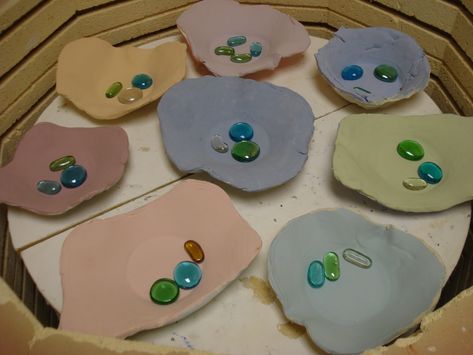 Clay And Glass Projects, Clay Activities, Slab Pottery Templates, Clay Glazing, Pottery Templates, Clay Projects For Kids, Clay Lesson, Ceramic Store, Pottery Projects