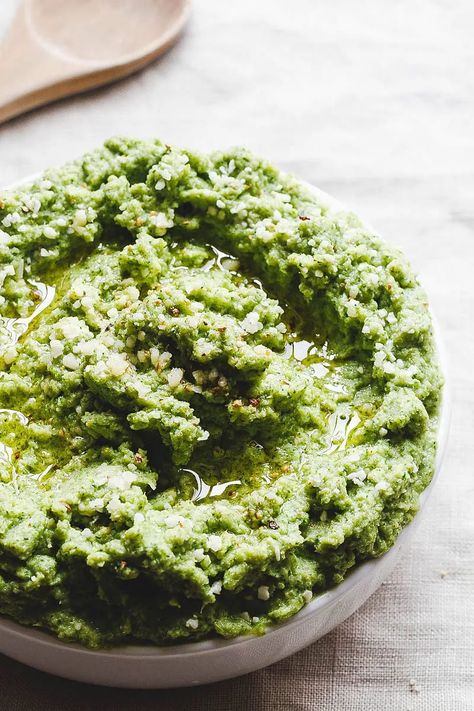 Broccoli mash with garlic and parmesan - Try this healthy, low carb alternative to mashed potatoes! - #recipe by #eatwell101® Broccoli Mash, Broccoli And Potatoes, Parmesan Broccoli, Healthy Low Carb, Carb Alternatives, Low Carb Pasta, Garlic Recipes, Broccoli Recipes, Garlic Parmesan