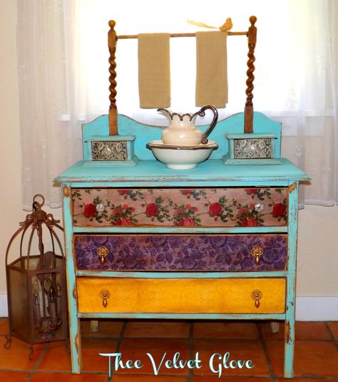 Deco dresser Hutch Storage, Whimsical Painted Furniture, Dresser Ideas, Furniture Upcycling, Painted Drawers, Set Of Drawers, Chests Of Drawers, Funky Painted Furniture, Furniture Painting