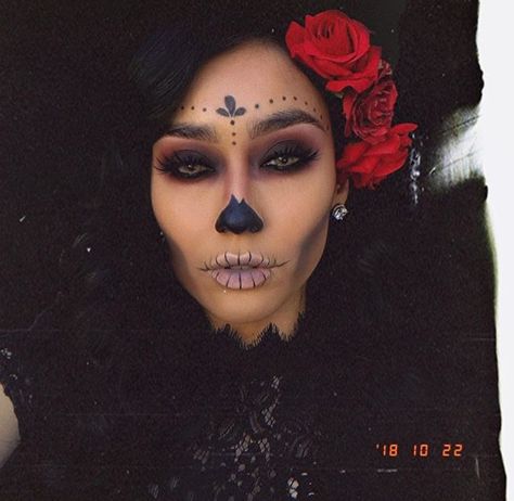 Catrina Day Of Dead Costume, Halloween Makeup Sugar Skull, Halloween Makeup Clown, Halloweenský Makeup, Halloween Rave, Holloween Makeup, Dead Makeup, Clown Halloween, Cute Halloween Makeup