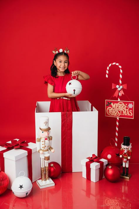 SESIÓN DE FOTOS - NAVIDAD by Rodas Estudio Fotografico Kids Christmas Photoshoot Ideas At Home, Candy Cane Photo Shoot, Selfie Factory, Diy Photo Studio, Photoshoot Christmas, Poses Pictures, Christmas Session, Christmas Poses, Xmas Photos