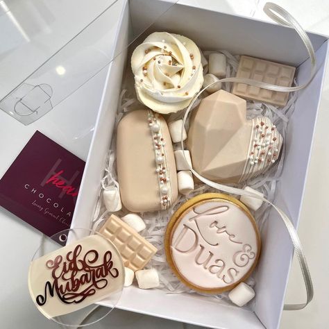 Eid Treats Boxes, Eid Dessert Boxes, Ramadan Treat Boxes, Treat Boxes Ideas Cakes, Treat Boxes Ideas Packaging, Dessert Box Ideas, Eid Treats, Deserts Cupcakes, Edible Fruit Arrangements