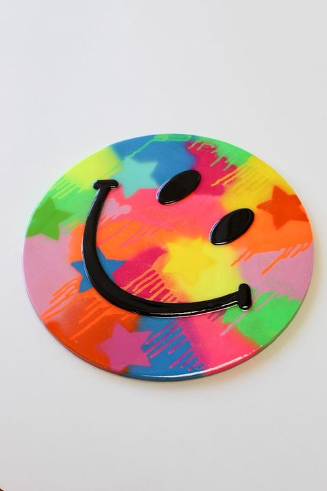 Happy Face Painting, Circular Canvas Painting, Neon Graffiti, Circular Canvas, Cuadros Diy, Record Painting, Kids Canvas Art, Kids Canvas, Art Print Collection