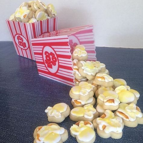 Popcorn Cookies Decorated, Popcorn Cookies, Royal Cookies, Popcorn Balls, Food Cookies, Popcorn Kernels, The Gifted, Fondant Cookies, Gifted Hands