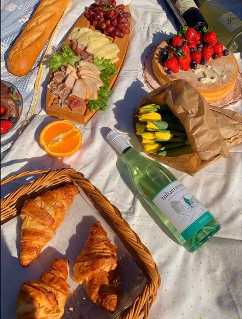 Picnic Date Food, Food Display Table, Picnic Pictures, Picnic Engagement, Picnic Inspiration, Picnic Essentials, Picnic Birthday, Picnic Date, Picnic Food