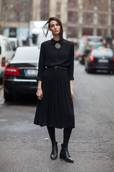 street style Ruby Aldridge, 70 Outfits, Woman In Black, Paris Fashion Week Street Style, Fashion Articles, Looks Street Style, Looks Black, Autumn Street Style, Style Noir