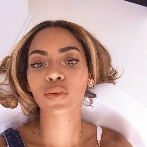 beyonce on Instagram: “ICONIC SELFIE ✨💋🤳 . #beyonce #beyhive #queen #بيونسي” Beyonce Feeling Myself, Beyonce 2013, King B, Blue Ivy Carter, Nikki Minaj, Beyonce Knowles Carter, Beyonce Style, Mrs Carter, Beyoncé Giselle Knowles-carter