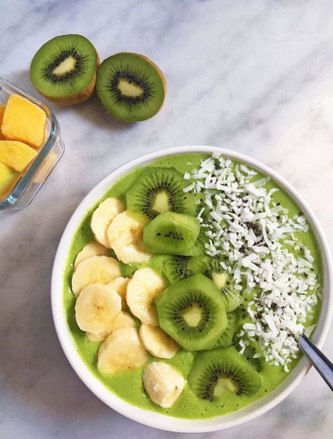 kiwi smoothie bowl Kiwi Smoothie Bowl, Kiwi Banana Smoothie, Smoothies Bowl, Mango Smoothie Bowl, Kiwi And Banana, Vegan Smoothie Bowl, Easy Granola, Banana Smoothie Bowl, Kiwi Smoothie