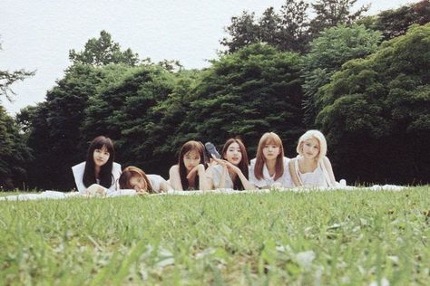 Meme Random, Picnic Style, I M Scared, Aesthetic Iphone, Laptop Wallpaper, Starship Entertainment, Stage Outfits, Style Guide, Kpop Girl Groups