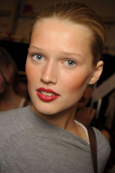 No mascara | HOWTOWEAR Fashion Makeup Without Mascara, Dramatic Ethereal, Makeup Runway, No Mascara, Eyeshadow For Blue Eyes, Models Backstage, Artist Makeup, Toni Garrn, Mascara Makeup