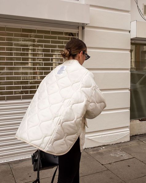 White Quilted Jacket Padded Jacket Outfit, Shacket Street Style, Quilted Jacket Street Style, White Quilted Jacket, Quilted Jacket Outfit, White Jacket Outfit, Fashion Work Outfit, The Frankie Shop, Frankie Shop