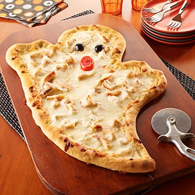 Halloween Pizza Recipes, Menu Halloween, Halloween Pizza, Kids Halloween Food, Halloween Food Appetizers, Halloween Appetizers, Appetizer Bites, Halloween Dinner, Dinner Appetizers