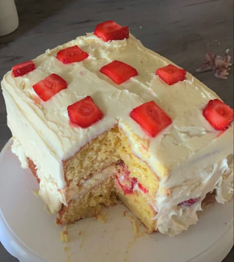 Minecraft Cake Cake, Cake Making Aesthetic, Minecraft Bday, Cake Design Ideas Simple, Strawberry Shortcake Minecraft, Minecraft Baking, Minecraft Recipes, Minecraft Strawberry, Cake Minecraft