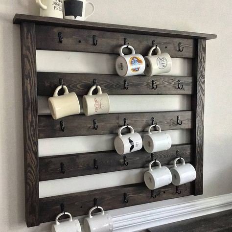 Wooden Coffee Cup Rack, Rustic Coffee Mug Holder, Coffee Cup Wall Rack Diy, Pallet Mug Holder, Diy Coffee Mug Display, Coffee Cup Holder Ideas, Coffee Cup Storage Ideas, Diy Coffee Cup Holder, Diy Coffee Mug Holder