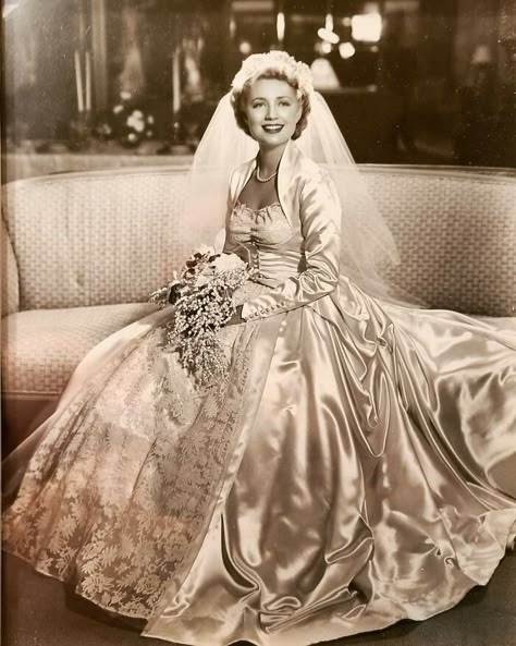 My Mom On Her Wedding Day November 1951 Authentic Outfits, Vintage Wedding Pictures, Vintage Bridal Fashion, Vintage Wedding Gowns, Gowns Vintage, Parents Wedding, Vintage Wedding Photos, Vintage Brides, Vintage Wedding Dresses