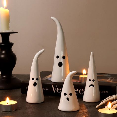 Spooky Farmhouse, Fireplace Halloween, Outside Halloween Decorations, Ceramic Ghost, Elegant Halloween Decor, Halloween Decoration Ideas, Halloween Costumes Ideas, Cute Halloween Decorations, Minimalist Halloween