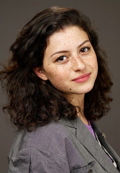 Alia Shawkat Bra Size, Age, Weight, Height, Measurements - http://www.celebritysizes.com/alia-shawkat-bra-size-age-weight-height-measurements/ Alia Shawkat, 13 Tattoos, Sundance Film Festival, Poses References, Dua Lipa, Drawing People, Look Cool, Character Inspiration, Curly Hair