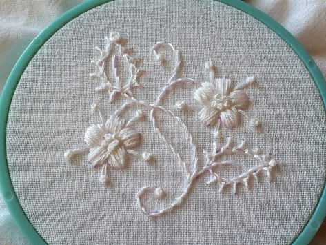 Stitched with: french knots, stem, satin and Mountmellick stitch. Candlewicking Embroidery, French Knot Embroidery, Hand Embroidery Dress, Embroidery Stitches Tutorial, Hand Embroidery Projects, Brazilian Embroidery, Embroidery Flowers Pattern, Hand Embroidery Art, Flower Embroidery Designs