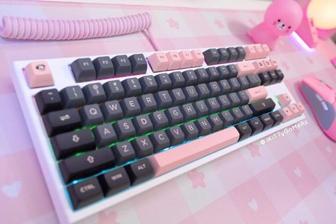 iKiTTyGaMeRz on Instagram: “Black & Pink is a gorgeous combination 🥰💕💖💗💓💞 Keyboard: Ducky One @duckychannel Keycaps: Akko’s Black & Pink Keycap Set @yunzii_keyboard…” Black And Pink Keyboard, Akko Keyboard, Yunzii Keyboard, Uni Essentials, Insta Board, Black Keyboard, Kawaii Games, Gaming Setups, Keycap Set