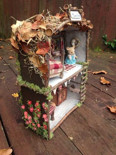 Tiny Mouse House, Mouse House Diy, Mouse House Ideas, Maus Illustration, Fairy House Diy, Doll House Crafts, Mouse House, Gnome House, House Mouse