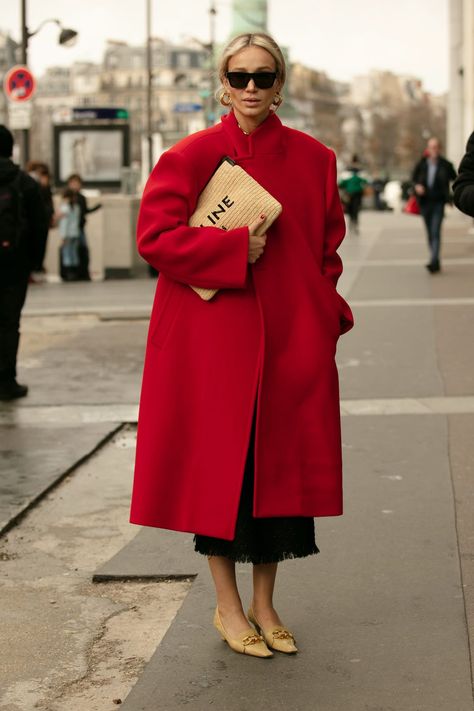 Mid Length Coat, Minimalist Moda, Street Style Fall Winter, Iranian Women Fashion, Paris Fashion Week Street Style, La Fashion Week, Street Style Winter, Paris Street Style, Autumn Street Style