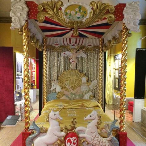 Circus Ceiling, Carnival Bedroom, Circus Interior, Circus Themed Bedroom, Eccentric Interior Design, Victorian Palace, Circus Bedroom, Eccentric Interior, Circus House