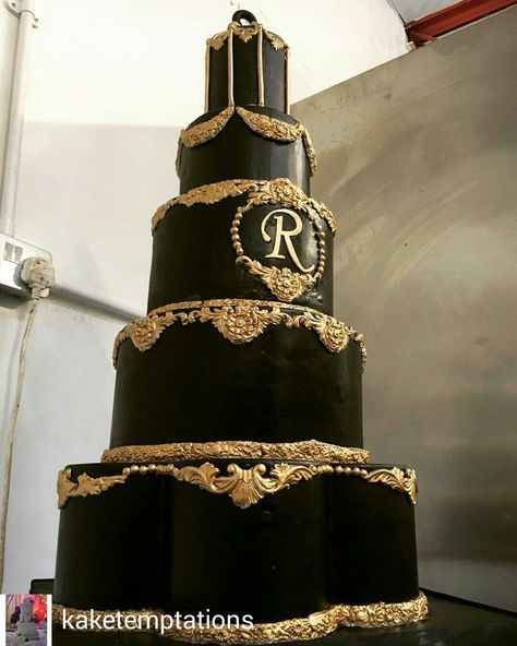 Black And Gold Quince Cake, Black And Gold Wedding Cake, Versace Cake, Bolo Black, Sweet 16 Party Planning, Gold Wedding Ceremony, Paris Themed Cakes, Masquerade Cakes, 5 Tier Wedding Cakes