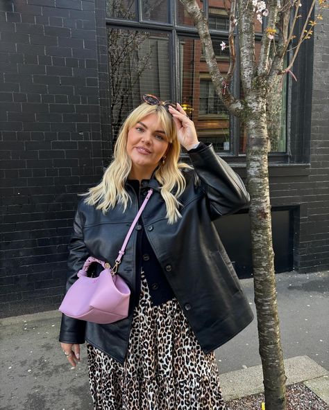 Leopard print is a lifestyle 🐆 Ganni Bou Bag Outfit, Ganni Bou Bag, Leather Jacket Spring Outfit, Leather Jacket Styling, Bangs Layered Hair, Leopard Print Outfit, Matilda Goad, Japan Outfits, Leopard Print Outfits