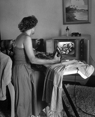 Great site...thingsyourgrandmotherknew.com Vintage Housewife, Domestic Goddess, Photo Vintage, Vintage Life, Old Tv, The Good Old Days, Vintage Photographs, Memory Lane, Vintage Photography