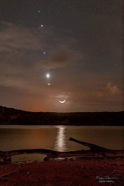 Saturn, Mars, Venus, Jupiter and crescent moon just before sunrise on the 28th of April, 2022 at Perth, Western Australia. Photo by Ren Theelen via Cosmic Intelligence-Agency. Venus Jupiter, Jupiter Moons, Space Sky, Moon Photos, Gods Glory, Moon Pictures, Total Solar Eclipse, Perth Western Australia, Before Sunrise