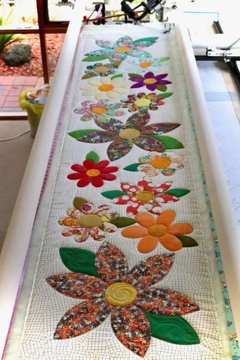 Free Mother’s Day Quilted Floral Table Runner Pattern – Quilting Applique Table Runner, Patchwork Table Runner, Quilted Table Runners Patterns, Bird Quilt, Floral Table Runner, Free Bird, Crochet Table Runner, Table Runner And Placemats, Table Runner Pattern