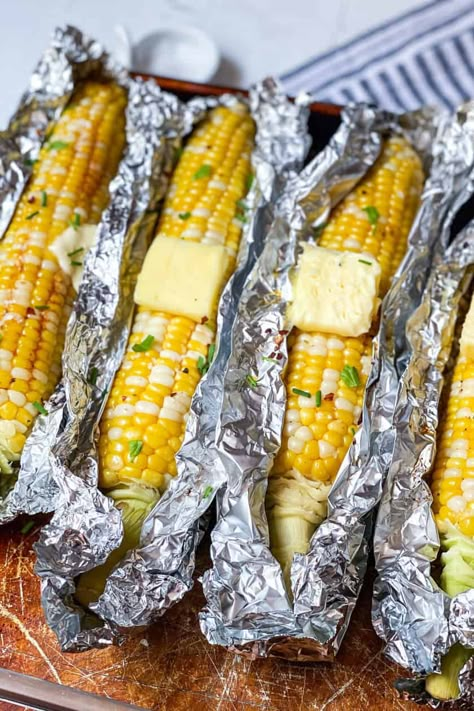 Grilled Corn on the Cob in Foil Packets is a favorite 3 ingredient summer side dish that is sweet and juicy and smoky with herbs and spices. How To Grill Corn, Grill Corn On The Cob, Grilled Foil Packets, Grill Corn, Grilled Corn Recipes, Grilled Vegetable Recipes, Grilled Corn On The Cob, High Potassium Foods, Foil Packet Dinners