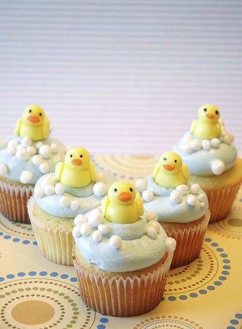 Ducky Baby Shower Ideas, Ducky Cupcakes, Pasteles Baby Shower, Baby Cupcakes, Rubber Ducky Balloon Arch, Cupcakes Baby Shower, Duckling Cupcakes, Yellow Duck Cupcakes, Rubber Duckie Cupcakes