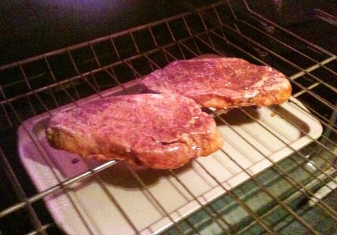 If you don't own a broiler pan, this is a great improvised way to cook a succulent steak! Cooking Pork Steaks, Lean Recipes, Cooking Lobster Tails, Broiled Steak, Cooking Movies, Cooking Pork Tenderloin, Broiler Pan, Cooking Dried Beans, Cooking Measurements