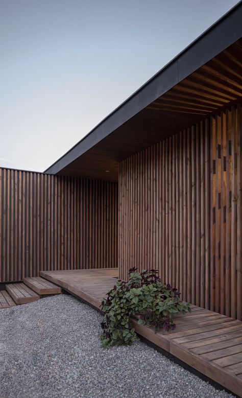 Modern Wooden House, Timber Cladding, Have Inspiration, Exterior Cladding, Design Exterior, Facade Design, Modern Exterior, Facade House, Wood Slats