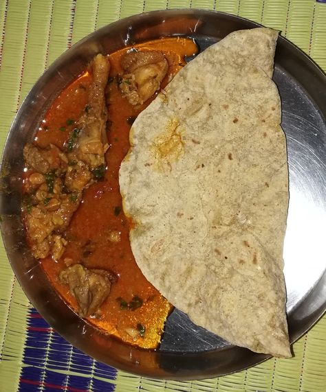 Jowar Roti with Desi Chicken Curry Roti And Curry Chicken, Jowar Roti, Desi Khana, Chicken Curry, Snap Food, Amazing Recipes, Curry Chicken, Desi, Good Food