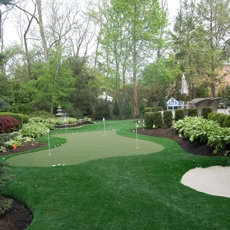 Backyard Golf Hole, Backyard Putt Putt Ideas, Golf Course Landscaping Ideas, Golf Greens Backyard, Backyard Golf Practice Area, Golf Garden Ideas, Backyard Golf Green, Chipping Green Backyard, Backyard Putt Green