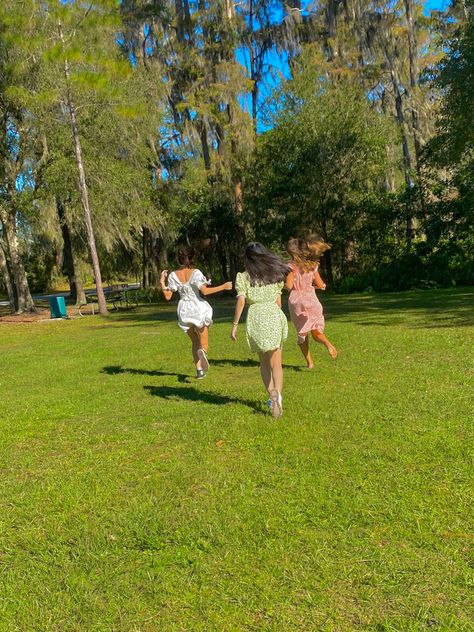 Three People Photo Poses, Running In Dress, Pose Friends, Rainy Photos, 5 Best Friends, 3 Best Friends, Three Girls, Girl Friendship, Picnic Dress