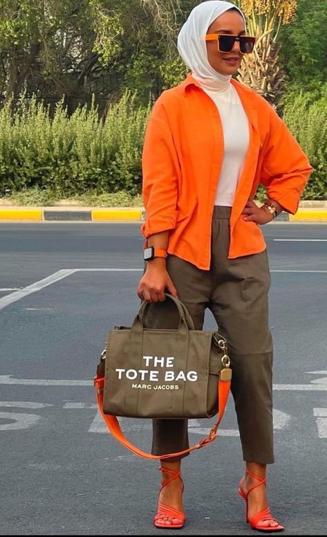 Orange Tote Bag Outfits, Marc Jacobs Tote Bag Outfit, Marc Jacobs Tote Bag, Tote Bag Outfit, Hijab Makeup, Orange Tote Bags, Bag Outfit, Marc Jacobs Tote, Color Inspo